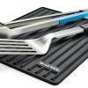Broil King Silikon Besteckablage -Broil King Store 13640 Broil King 60009 propped 01