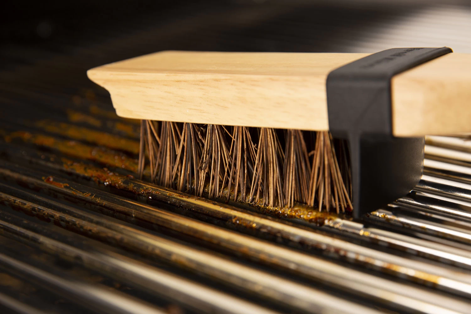 Broil King Holz Grillbürste 51cm Mit Palmyra Borsten Und Spritzschutz 3 Broil King Holz Grillbürste 51cm Mit Palmyra Borsten Und Spritzschutz