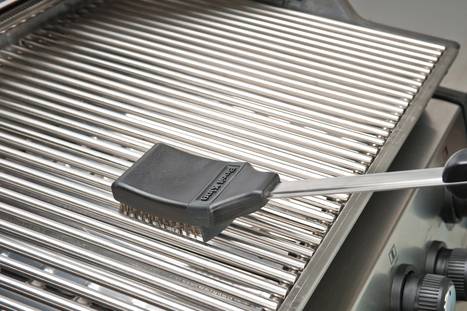 Broil King Grillbürste 47cm Edelstahlborsten Mit Spritzschutz + Ersatzkopf 5 Broil King Grillbürste 47cm Edelstahlborsten Mit Spritzschutz + Ersatzkopf – Bild 3