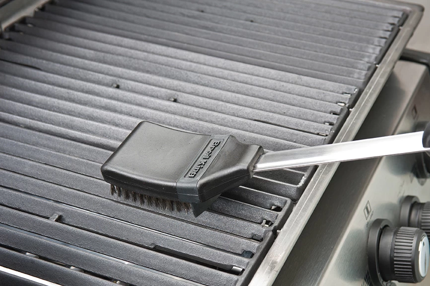 Broil King Grillbürste 47cm Edelstahlborsten Mit Spritzschutz + Ersatzkopf 6 Broil King Grillbürste 47cm Edelstahlborsten Mit Spritzschutz + Ersatzkopf – Bild 4