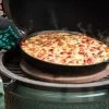 Big Green Egg Gusseisenpfanne Ø 36 Cm 2XL / XLarge / Large -Broil King Store Big Green Egg Gusseisenpfanne Auflauf 118233