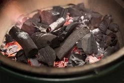 Big Green Egg Holzkohle Wildfire 5 Kg Karton - Kräuterbaum -Broil King Store Big Green Egg Wildfire Aroma Holzkohle abbrand