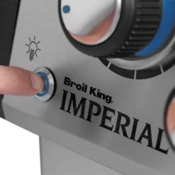 Broil King Imperial S590 PRO IR Gasgrill - Modell 2023 - SMART Deal Inkl. Grillfürst Grill Control Mit Companion Device Und Einstichthermometer -Broil King Store Broil King Imperial S590 IR Knopf Beleuchtung