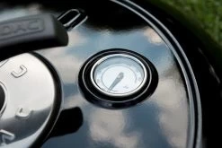 CADAC Camping Gasgrill Carri Chef 50 / BBQ Plancha + Dome - 50 Mbar 9 CADAC Camping Gasgrill Carri Chef 50 / BBQ Plancha + Dome - 50 Mbar -Broil King Store CADAC Carri Chef Deckel Thermometer 1