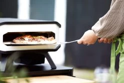 COZZE Pizzaofen Elektrisch 34 Cm (13") - Inkl. Pizzastein & Hitzeschild -Broil King Store COZZE Elektro Pizzaofen 13 Zoll Lifestyle