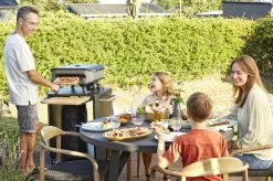 COZZE Pizzaofen Gas 42,5 Cm (17") Mit Thermometer - Inkl. Pizzastein -Broil King Store COZZE Pizzaofen Gas Thermometer 17 Zoll Lifestyle