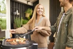 COZZE Plancha 600 / Plancha Grill Mit 2 Gusseisen Grillplatten 20 COZZE Plancha 600 / Plancha Grill Mit 2 Gusseisen Grillplatten -Broil King Store COZZE Plancha 600 Lifestyle