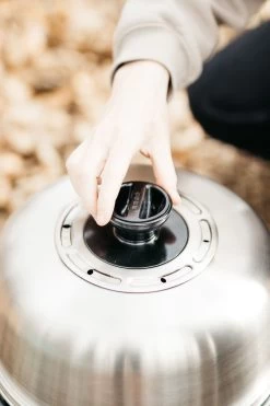 Cobb Grill Premier AIR Deluxe Holzkohlegrill - Modell 2023 19 Cobb Grill Premier AIR Deluxe Holzkohlegrill - Modell 2023 -Broil King Store Cobb Grill Premier AIR Deluxe Deckel Ventil