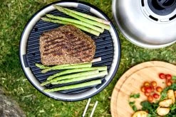 Cobb Grill Premier AIR Deluxe Holzkohlegrill - Modell 2023 16 Cobb Grill Premier AIR Deluxe Holzkohlegrill - Modell 2023 -Broil King Store Cobb Premier Air Deluxe Lifestyle