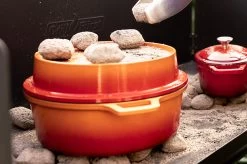Grillfürst Emaillierter Dutch Oven Ohne Füsse DO7,5 - Orange -Broil King Store Grillfuerst Dutch Oven farbig Beispiel DO7 5 orange Mood Briketts