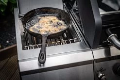 Grillfürst G210G 2-Brenner Gasgrill Mit Hochtemperaturbrenner Und Gusseisen Rosten -Broil King Store Grillfuerst Gasgrill G210G Gusspfanne Steakzone 1