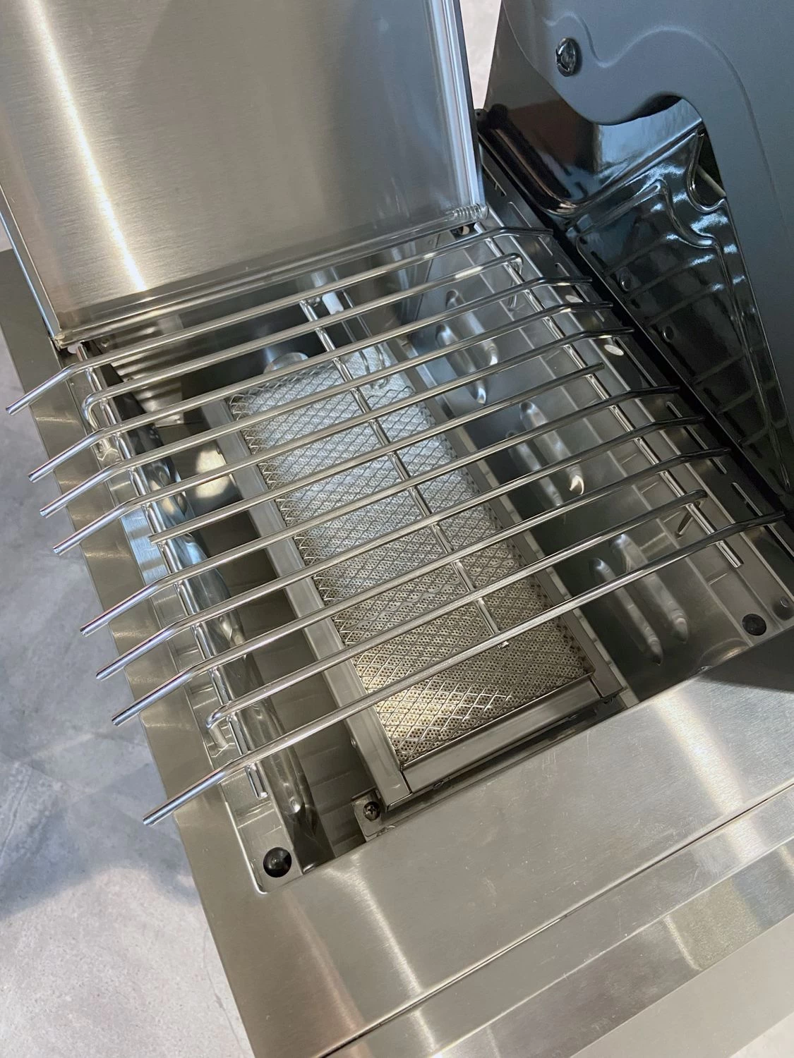 Grillfürst G520G 5-Brenner Gasgrill Mit Hochtemperaturbrenner, Heckbrenner Und Gusseisen Rosten - X-DEAL Inkl. Zubehörpaket 10 Grillfürst G520G 5-Brenner Gasgrill Mit Hochtemperaturbrenner, Heckbrenner Und Gusseisen Rosten - X-DEAL Inkl. Zubehörpaket – Bild 8