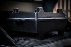 Grillfürst Dutch Oven Set BBQ Kastenform BK6 Aus Gusseisen - X-DEAL Inkl. Tragetasche / Aufbewahrungstasche, Gusseisen Pflege Und Deckelheber -Broil King Store Grillfuerst Gusseisen Dutch Oven Eckig Fuesse Rost