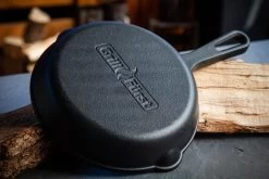 Grillfürst Gusseisenpfanne Mit Stielgriff Ø 25 Cm 15 Grillfürst Gusseisenpfanne Mit Stielgriff Ø 25 Cm -Broil King Store Grillfuerst Pfannen Rueckseite 5