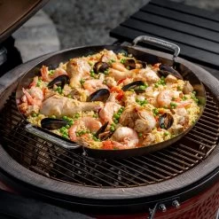 Kamado Joe Karbonstahl Paella Pfanne -Broil King Store Kamado Joe Paella Pfanne Karbonstahl Mood 01