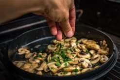 Grillfürst Dutch Oven BBQ Edition DO4 - Klaus Grillt Sonderedition -Broil King Store Klaus grillt Dutch Oven Deckel Pilzpfanne 1