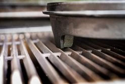 Grillfürst Dutch Oven BBQ Edition DO4 - Klaus Grillt Sonderedition -Broil King Store Klaus grillt Dutch Oven Fuesse am Grillrost 1