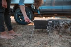 Knister Grill Small - Holzkohle Kompaktgrill -Broil King Store Knister Grill Campinggrill Beine Wiese