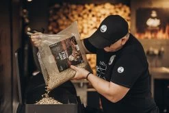 Moesta Pelletgrill Sheriff Inklusive Bambus Ablagebrett - Modell 2023 19 Moesta Pelletgrill Sheriff Inklusive Bambus Ablagebrett - Modell 2023 -Broil King Store Moesta Sheriff Pelletgrill pellets einfuellen 10593