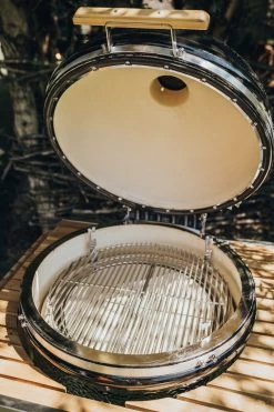 Monolith Grill LeCHEF BBQ GURU - PRO-Serie 2.0 Schwarz - MIT Gestell Und Seitentischen 10 Monolith Grill LeCHEF BBQ GURU - PRO-Serie 2.0 Schwarz - MIT Gestell Und Seitentischen -Broil King Store Monolith Le Chef Deckel offen Keramikgrill 3