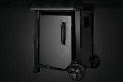 Napoleon Freestyle 365 Gasgrill, Graphit - Mit Sizzle Zone Und Tür - Modell 2023 NEU -Broil King Store Napoleon Freestyle 365 Sizzle Zone Tuer offen