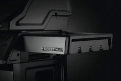 Napoleon Freestyle 365 Gasgrill, Graphit - Modell 2023 - X-DEAL Inkl. Drehspiess -Broil King Store Napoleon Freestyle Seitenablage Besteckhaken 2