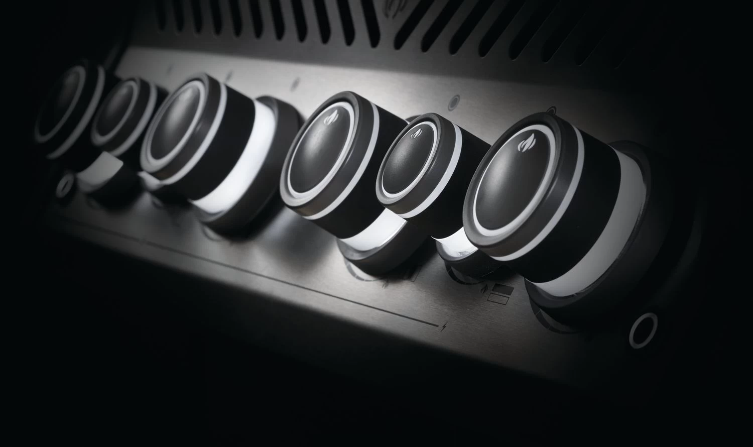 Napoleon Rogue SE 525 Gasgrill - All-black - Grillfürst Edition Inkl. Abdeckhaube - SMART Deal Inkl. Grillfürst Grill Control - Modell 2022 12 Napoleon Rogue SE 525 Gasgrill - All-black - Grillfürst Edition Inkl. Abdeckhaube - SMART Deal Inkl. Grillfürst Grill Control - Modell 2022 – Bild 10