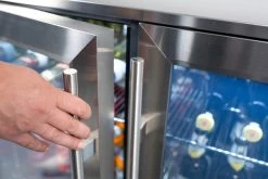 Napoleon Outdoor - Kühlschrank, 210 Liter, 2-türig Mit Doppelverglasung Und LED Beleuchtung - Wasserdicht Nach IP24 -Broil King Store Napoleon Outdoor Kueche Kuehlschrank Tuer oeffnen