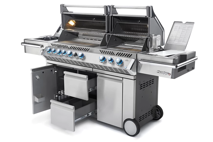 Napoleon Prestige Pro 825-3 Edelstahl Gasgrill Inkl. Drehspieß Und Bodenbeleuchtung - Modell 2023 - SMART Deal Inkl. Grillfürst Grill Control Mit Companion Device Und Einstichthermometer 9 Napoleon Prestige Pro 825-3 Edelstahl Gasgrill Inkl. Drehspieß Und Bodenbeleuchtung - Modell 2023 - SMART Deal Inkl. Grillfürst Grill Control Mit Companion Device Und Einstichthermometer – Bild 7