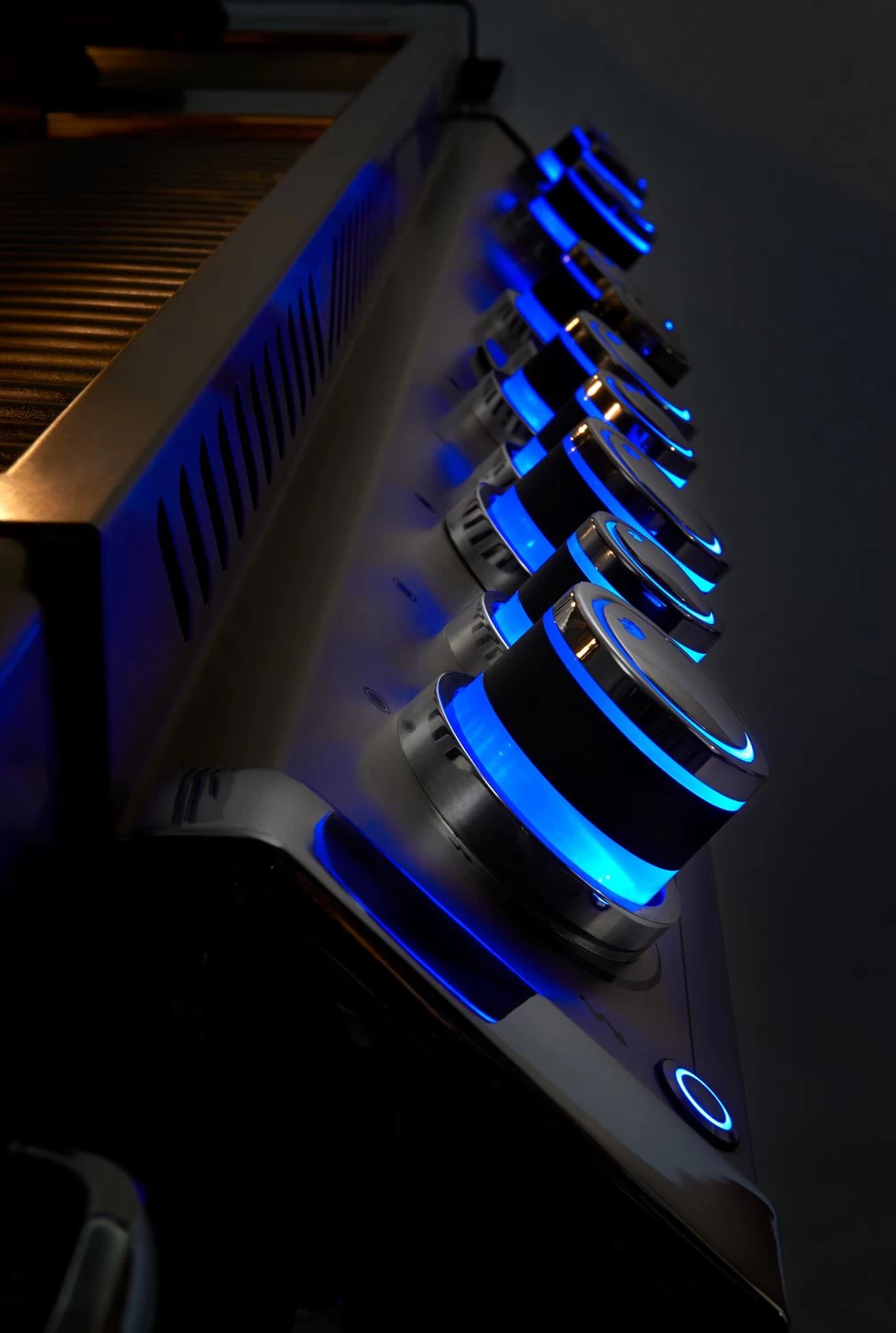 Napoleon Prestige Pro 665-3 Edelstahl Gasgrill Inkl. Drehspieß - Modell 2023 - SMART Deal Inkl. Grillfürst Grill Control Mit Companion Device Und Einstichthermometer 18 Napoleon Prestige Pro 665-3 Edelstahl Gasgrill Inkl. Drehspieß - Modell 2023 - SMART Deal Inkl. Grillfürst Grill Control Mit Companion Device Und Einstichthermometer – Bild 16