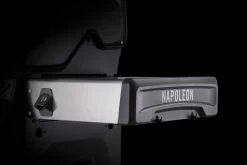 Napoleon Rogue SE 625 Edelstahl Gasgrill Mit Sizzle Zone Und Heckbrenner - Modell 2023 21 Napoleon Rogue SE 625 Edelstahl Gasgrill Mit Sizzle Zone Und Heckbrenner - Modell 2023 -Broil King Store Napoleon Rogue SE Seitenablage mit Logo 1