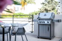 Napoleon Rogue XT 425 Edelstahl Gasgrill Mit Sizzle Zone - Modell 2023 25 Napoleon Rogue XT 425 Edelstahl Gasgrill Mit Sizzle Zone - Modell 2023 -Broil King Store Napoleon Rogue XT 425 Edelstahl Lifestyle