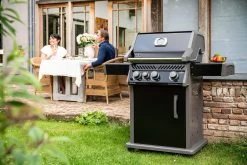 Napoleon Rogue XT 425 Gasgrill - All Black - Mit Sizzle Zone - Modell 2023 27 Napoleon Rogue XT 425 Gasgrill - All Black - Mit Sizzle Zone - Modell 2023 -Broil King Store Napoleon Rogue XT 425 Gasgrill mit Sizzle Zone Lifestyle