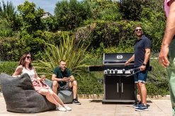 Napoleon Rogue XT 525 Gasgrill - All Black - Mit Sizzle Zone - Modell 2023 -Broil King Store Napoleon Rogue XT 525 Gasgrill mit Sizzle Zone Lifestyle01
