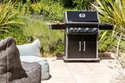 Napoleon Rogue XT 525 Gasgrill - All Black - Mit Sizzle Zone - Modell 2023 -Broil King Store Napoleon Rogue XT 525 Gasgrill mit Sizzle Zone Lifestyle02