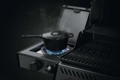 Napoleon Freestyle 365 Gasgrill, Graphit - Mit Seitenbrenner - Modell 2023 - X-DEAL Inkl. Abdeckhaube Und Gussplatte -Broil King Store Napoleon Seitenkocher Freestyle Pfannen Toepfe 1