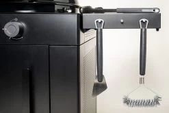 Outdoorchef Gas Kugelgrill Arosa 570 G Evo Black Style - Inkl. Blazing-/Cooking Zone Kit Plus Und Plancha -Broil King Store Outdoorchef Arosa Gas Kugelgrill 570G EVO Black Style Seitenablage