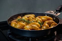 Outdoorchef Carbonstahl Pfanne Ø 24 Cm 15 Outdoorchef Carbonstahl Pfanne Ø 24 Cm -Broil King Store Outdoorchef Carbonstahl Pfanne 24cm Anwendung