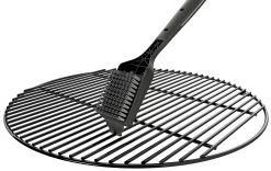 Outdoorchef Grillbürste Mit Nylonborsten Groß, 44,5 Cm -Broil King Store Outdoorchef Grillbuerste Nylonborsten gross Anwendung02