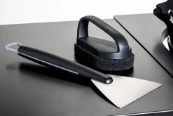 Outdoorchef Plancha Reinigungsset -Broil King Store Outdoorchef Plancha Reinigungsset Mood