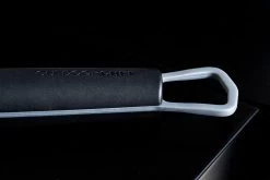 Outdoorchef Triangel Grillbürste Mit Nylonborsten, 41,5 Cm 13 Outdoorchef Triangel Grillbürste Mit Nylonborsten, 41,5 Cm -Broil King Store Outdoorchef Triangel Grillbuerste Detail Griff