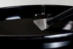 Outdoorchef Trichter-Schaber Für EASY FLIP Trichter -Broil King Store Outdoorchef Trichter Schaber Anwendung02 1