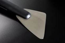 Outdoorchef Trichter Reinigungsset Für EASY FLIP Trichter -Broil King Store Outdoorchef Trichter Schaber Detail Klinge