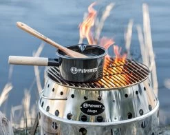 Petromax Emaille Stieltopf / 1000 Ml / Schwarz -Broil King Store Petromax Emaille Stieltopf 1000ml schwarz Lifestyle