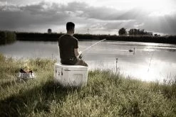 Petromax Kühlbox 50 Liter Alpenweiß - Inkl. Sitzkissen, Haft-Unterlage Und Einsatzkorb 24 Petromax Kühlbox 50 Liter Alpenweiß - Inkl. Sitzkissen, Haft-Unterlage Und Einsatzkorb -Broil King Store Petromax Kuehlbox angeln