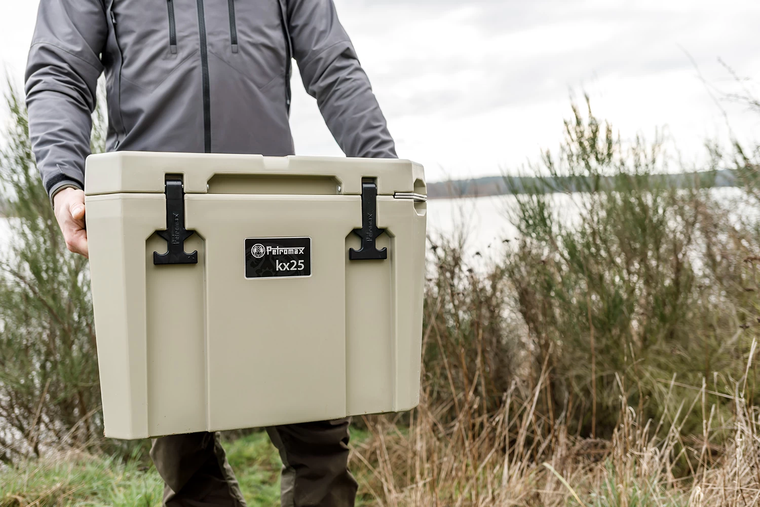 Petromax Kühlbox 25 Liter Sand - Inkl. Sitzkissen, Haft-Unterlage Und Einsatzkorb 11 Petromax Kühlbox 25 Liter Sand - Inkl. Sitzkissen, Haft-Unterlage Und Einsatzkorb – Bild 9
