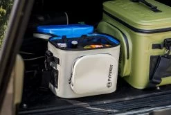 Petromax Kühltasche 8 Liter / Sandfarben 9 Petromax Kühltasche 8 Liter / Sandfarben -Broil King Store Petromax Kuehltasche 8Liter sand Lifestyle