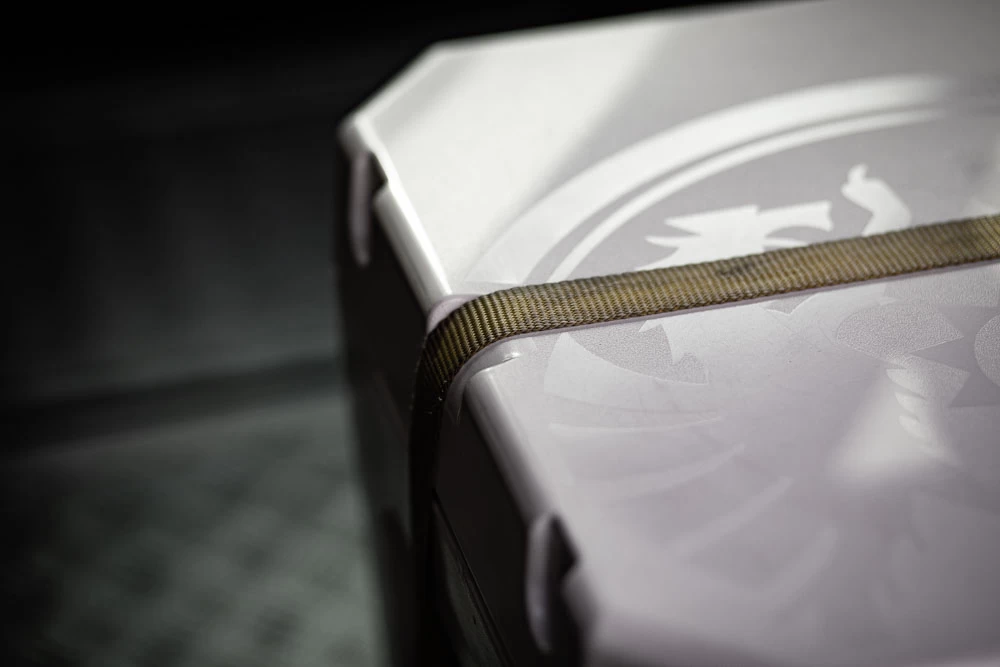 Petromax Kühlbox 50 Liter Alpenweiß - Inkl. Sitzkissen, Haft-Unterlage Und Einsatzkorb 12 Petromax Kühlbox 50 Liter Alpenweiß - Inkl. Sitzkissen, Haft-Unterlage Und Einsatzkorb – Bild 10