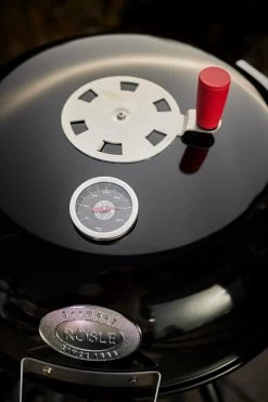 Rösle Holzkohlegrill Kugelgrill No.1 F50 Sport - FC Bayern Edition - Inkl. FC Bayern Abdeckhaube -Broil King Store Roesle FC Bayern Deckelthermometer Logo