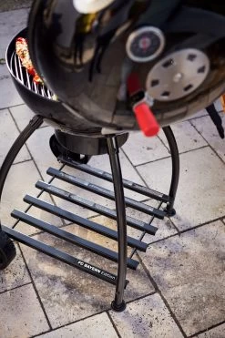 Rösle Holzkohlegrill Kugelgrill No.1 F50 Sport - FC Bayern Edition - Inkl. FC Bayern Abdeckhaube -Broil King Store Roesle FC Bayern Kugelgrill Schriftzug Untergestell